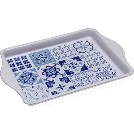 VERSA bandeja azurita metalica asas 21,5x14,5x2 cm , Bandeja metálica Azurita con asas, un accesorio elegante y funcional que aporta un toque mediterráneo a la cocina o el comedor.