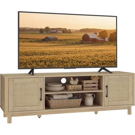 Un meuble TV de 135 cm, adapté aux téléviseurs de 65 pouces et moins, doté de deux portes en rotin et de deux étagères ouvertes, en chêne.