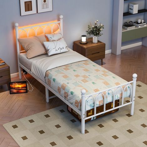 Lit 90x200 cm en métal blanc avec tête et pied hauts, LED et station de charge USB, sommier lattes inclus (1/5)