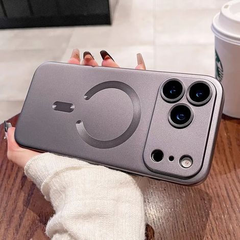 Coque de téléphone magnétique souple en TPU avec peinture métallisée et protection d'objectif pour iPhone 15 Plus (gris), compatible avec la recharge sans fil. (1/5)