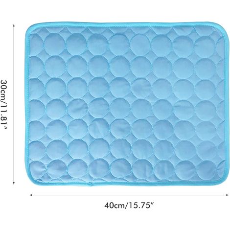 Tapis rafraîchissant pour chien en soie glacée, idéal pour les chaudes journées d'été, à la maison comme en voyage. (1/5)