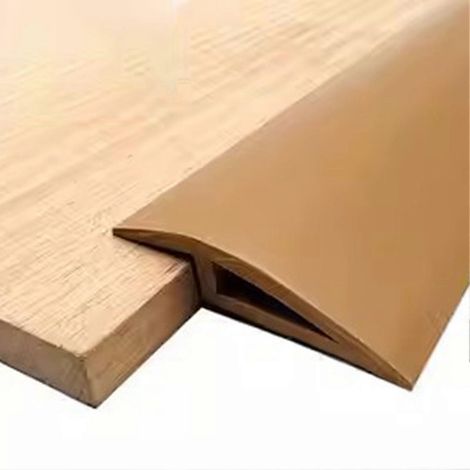 Rotes PVC-Übergangsprofil für Teppich- und Laminatböden, selbstklebend und glatt, leicht zu reinigen. (1/5)