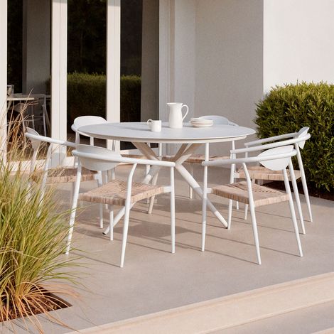 SKLUM Set aus rundem Tisch Ø125 cm aus Aluminium Valerie und 6 Gartenstühlen mit Armlehnen aus Aluminium und synthetischem Rattan Mars Gardenia Weiß