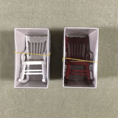 Fauteuil à bascule miniature en bois blanc avec assise en corde de chanvre, à l'échelle 1:12, accessoire de mobilier pour maison de poupée. (1/3)