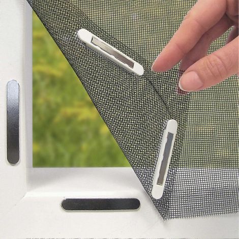 Moustiquaire pour fenêtre avec système Magic Click  Découpable sur mesure pour toutes les fenêtres jusqu'à 150 x 130 cm  12 aimants [Noir] (1/5)
