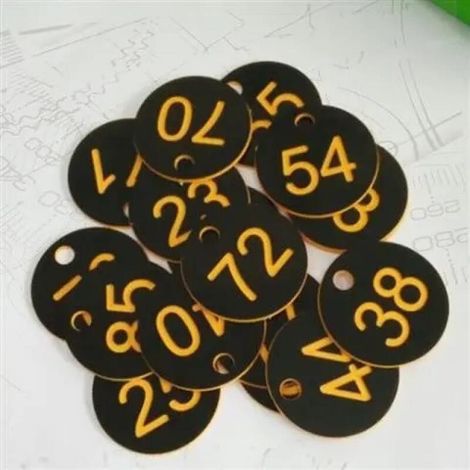 Paneles numerados grabados (del 1 al 100, en color negro), sin llavero, adecuados para sectores como la hostelería. (1/5)