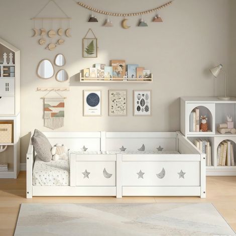 Montessori Lit de sol pour enfant 90x200 cm, Lit à Barreaux Étoiles et Lunes,Lit Caban avec Sommier à Lattes,Lit Simple 90x200 cm,Montessori Lit pour enfant en Bois Massif Pin,garçons et filles,Blanc