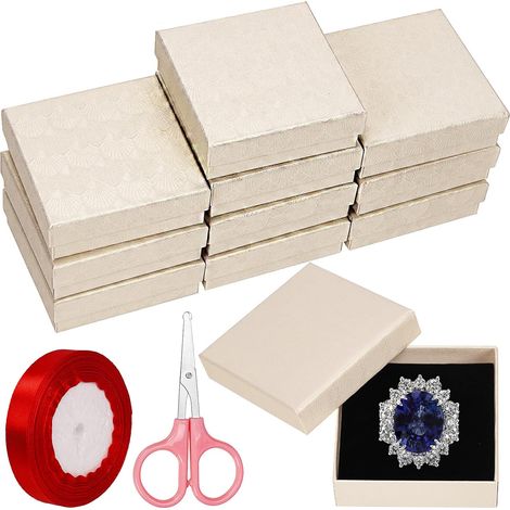 Confezione regalo per gioielli in cartone beige da 12 pezzi, dimensioni 3,5 x 3,5 x 1 pollici, con forbici e nastro in poliestere. Ideale per collane, orecchini e bracciali, perfetta per esporre gioie (1/5)