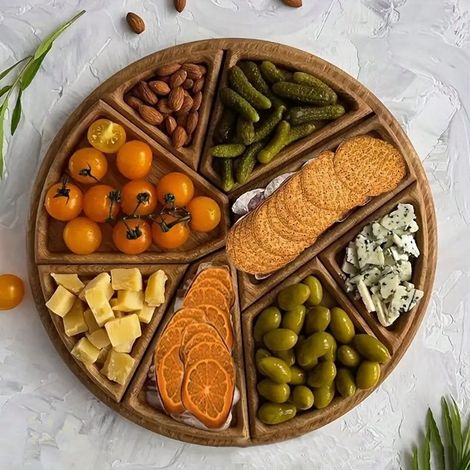 Plateau de service en bois rustique à 8 compartiments, idéal pour les fruits et les desserts, parfait pour les fêtes et les mariages. (1/5)