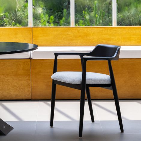 Chaise de salle à manger rembourrée avec structure en bois, assise en tissu, noir et blanc (1/5)