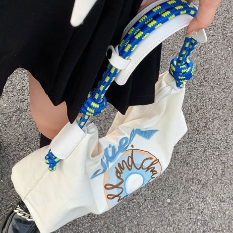 Grand sac en toile bleu brodé main, cabas polyvalent pour femme, idéal pour shopping et usage quotidien. (1/5)