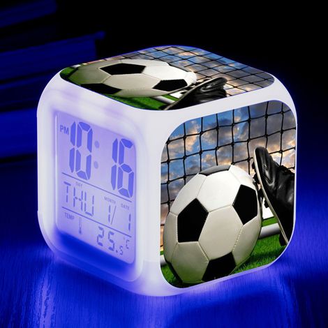Réveil carré original et créatif à motif de football, avec LED multicolores et changement de couleur, pour étudiants et enfants. Alarme silencieuse. (1/5)