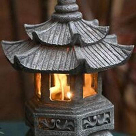 Statue lanterne pagode solaire – 26x14x14 cm – LED chaude – Panneau solaire intégré – Décoration jardin vintage – Idéale pour massif ou entrée