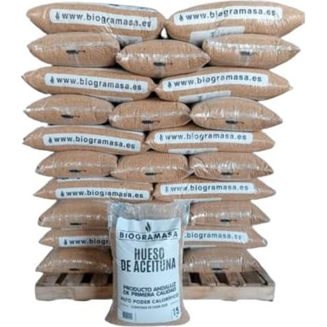 Biogramasa - Palet 77 Sacos de Hueso de Aceituna 15 kg - Biocombustible Ecológico para Estufas y Calderas, Bajo en Humedad, Alta Densidad, Máximo Poder Calorífico, Envío Nacional (1/4)