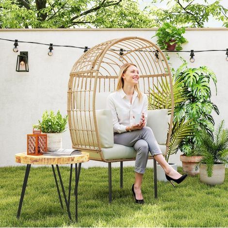 Poltrona da esterno in rattan sintetico beige con cuscini removibili, struttura in acciaio, 95x80x155 cm (1/5)