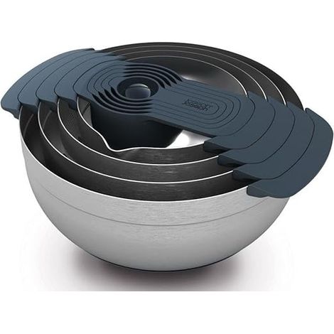 Nest™ 9, Joseph Joseph, Set de préparation des aliments de, 9 pièces, comprend des bols, une passoire, un tamis et des cuillères à mesurer, design compact, acier inoxydable, couleur grise.
