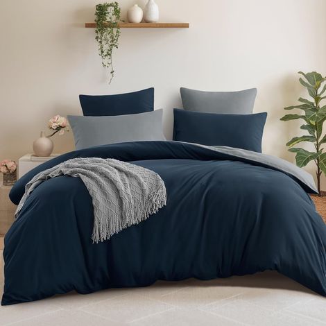 Housse de Couette 220x240 Réversible avec 2 Taies d'oreiller 65x65 cm (Bleu Foncé/Gris) - Parure de Lit 240 x 220 Adulte 2 Personne Microfibre, Parure Couette avec Fermetures éclair, Oeko TEX (1/5)