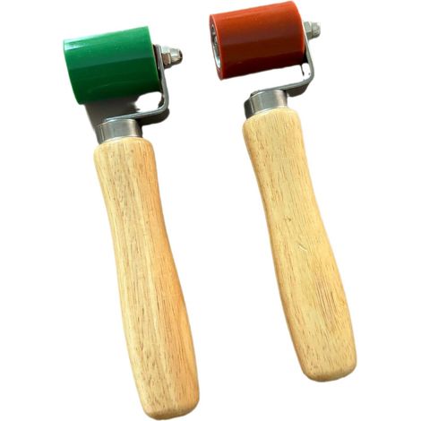 Deux rouleaux recouverts de silicone avec un film imperméable résistant aux hautes températures, de couleur verte et rouge.