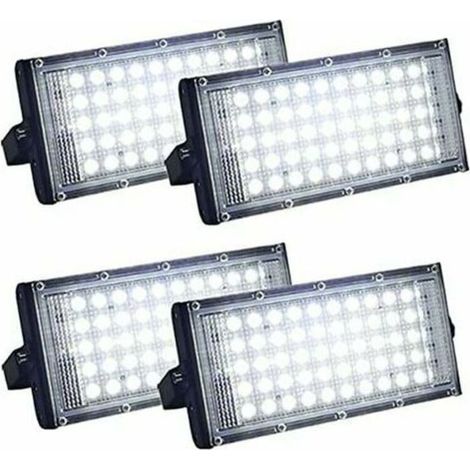 Lot de 4 projecteurs LED d'extérieur ultra lumineux, avec indice de protection IP66 pour une étanchéité maximale. Parfaits pour éclairer une cour, un garage ou un terrain de sport (50 W).