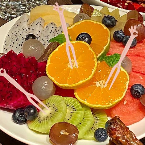Lot de 50 fourchettes à fruits jetables, motif dessin animé mignon, 2 dents, en plastique, pour gâteaux, desserts et fruits. (1/5)