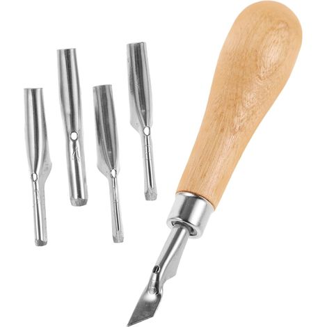 Set di cinque coltelli da intaglio con manico in legno. (1/4)