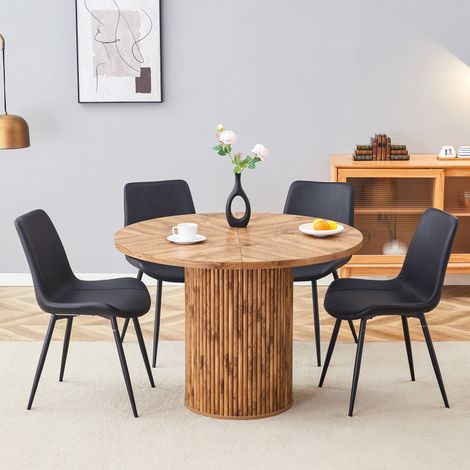 Ensemble minimaliste composé d'une table ronde et de quatre chaises. Table ronde en MDF aspect bois de 100 cm de diamètre. Chaises assorties en similicuir noir (PU). (1/5)
