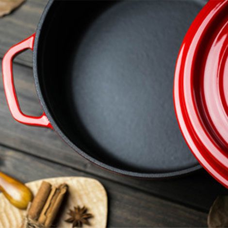 Casserole en fonte émaillée rouge, avec couvercle et double poignée, 22 cm, idéale pour un usage domestique et en cuisine. (1/5)