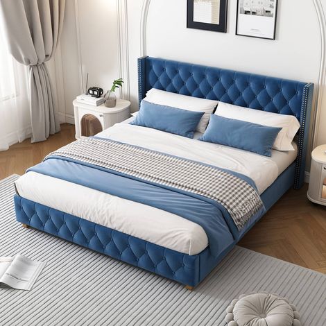 Lit double 160x200 cm en velours bleu avec tête de lit capitonnée à boutons, rivets décoratifs et pieds en bois, sans matelas (1/5)