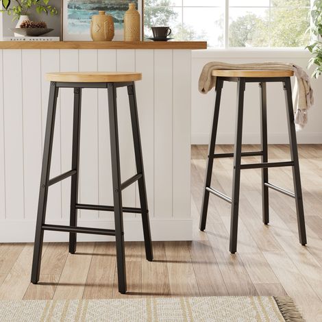 Set di 2 sgabelli da bar con seduta effetto legno, 63cm, portata fino a 150kg per sgabello, con due poggiapiedi e piedi regolabili, telaio in metallo nero (1/5)