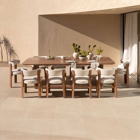 Set de mesa rectangular 265x120 cm en madera de acacia Siena y 10 sillas de jardín en madera de acacia y tela bouclé Milos SKLUM (1/5)