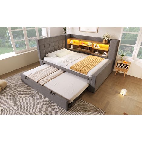Le lit pliant mesure 90 x 200 cm et le lit déplié 90 x 190 cm. Il est équipé d'un éclairage LED. Des espaces de rangement sont prévus sur les quatre côtés de ce lit en L. (Matelas non inclus). (1/5)
