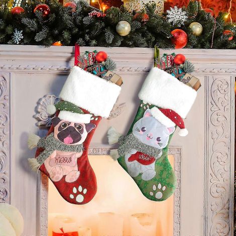 Un ensemble de deux grandes chaussettes de Noël peut être accroché au sapin, à la cheminée ou utilisé comme décoration intérieure. (1/5)