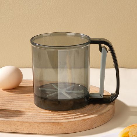 Setaccio per farina trasparente a forma di tazza con manico nero e base grigia, a doppia parete per una setacciatura fine. (1/3)