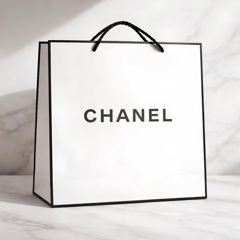 Bolsa de regalo blanca de Chanel con logo negro y asas de cuerda de primera calidad. (1/5)