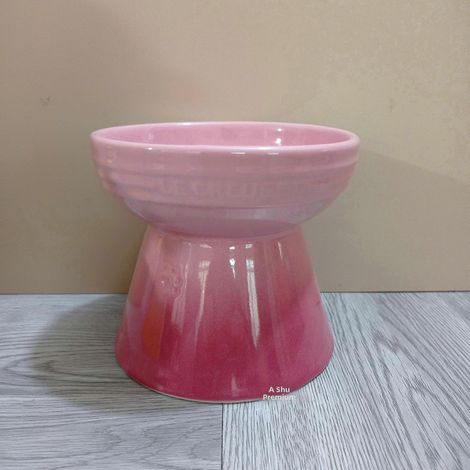 Le Creuset Cool Color Cerc Hundenapf mit Kippschutz und hohem Fuß, inklusive Schutzmatte SH1 Rosa hoher flacher Mund (1/2)