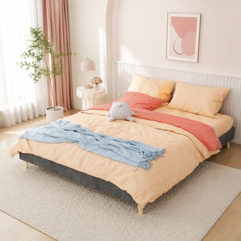 Letto 160x200 cm, struttura bassa in tessuto vellutato grigio DESVIAE (1/5)