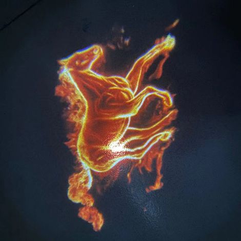 (Red Horse) Projecteur laser LED universel pour portières de voiture avec logo de bienvenue et éclairage d'ambiance sans fil. Accessoires auto, kit d'éclairage de courtoisie pour véhicules. (1/4)