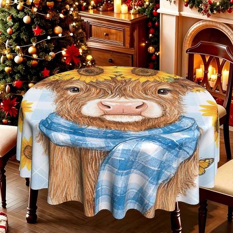 Nappe ronde 1 pièce à motif vache des Highlands et carreaux bleus, idéale pour une table à manger sur le thème des fêtes champêtres. Nappe résistante et infroissable pour toutes les occasions. (1/4)