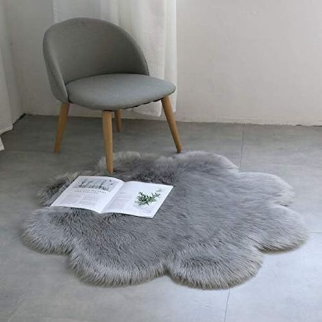 45 x 45 cm großer, synthetischer Kunstfellteppich aus Imitationsvlies, weich und flauschig, langer Flor, für Stuhl oder Sofa, grau. (1/3)