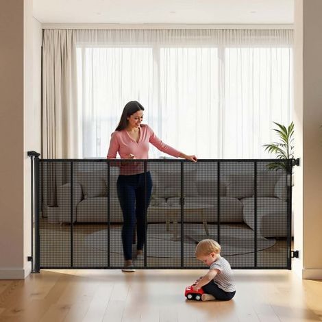 einziehbares Babygitter Hundegitter ausziehbar auf 305 cm Breite / 98 cm Höhe, Haustiergitter mit verstärkten Fiberglasstreifen, Schutzgitter aus Netzgewebe für Terrassen Türen Garagen (1/5)