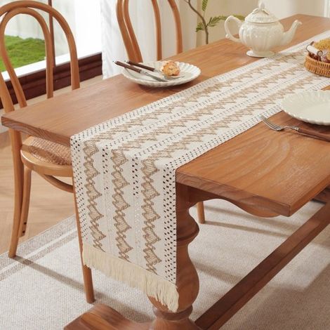 Runner da tavola con motivo a cuori rossi. Runner da tavola in stile bohémien, ideale come decorazione per la tavola di un matrimonio in un ristorante o come decorazione natalizia. (1/5)