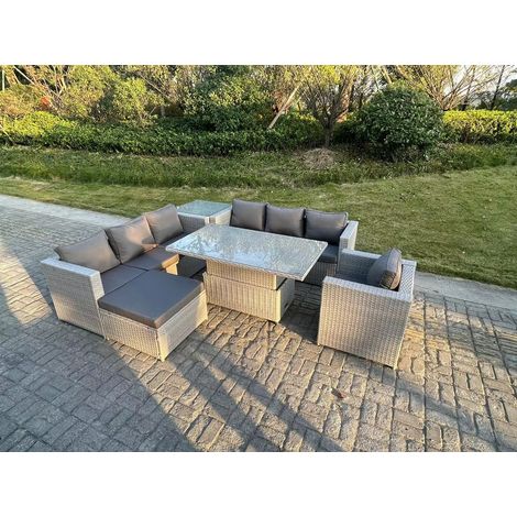 Fimous – Salon de jardin en rotin PE – Table à manger réglable 140x80cm – 2 canapés, fauteuil, table d'appoint et tabourets gris clair (1/5)