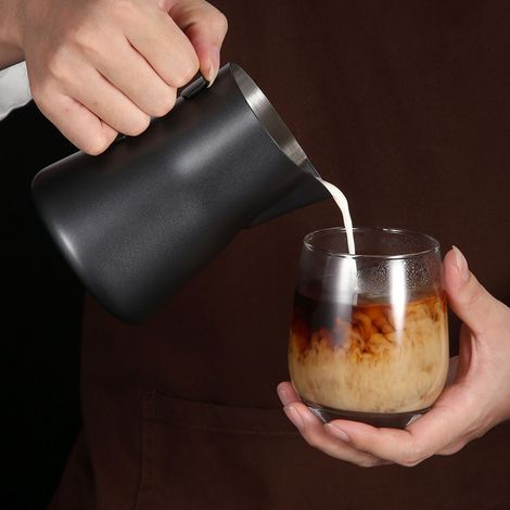 Mug à latte art en acier inoxydable 550 ml avec bec verseur pointu, tasse à café, cafetière italienne pour latte art, bol à latte art, bol à mousser le lait, noir (1/5)