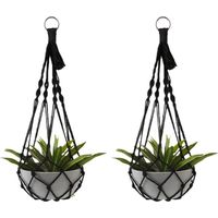 Deux supports à plantes tressés, de style bohème, parfaits pour décorer une fenêtre ou un mur extérieur.