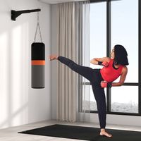 Supporto da parete regolabile per sacco da boxe con 5 impostazioni di lunghezza, robusto fino a 60 kg, ideale per allenamento di boxe e kickboxing.