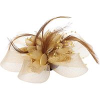 Broche bibi en dentelle unie avec fleur et perles, ornée de plumes et de ruban, idéale pour un mariage ou une soirée.