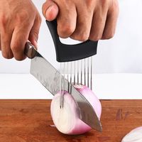 Aguja de acero para cebolla con soporte de corte seguro, cortador fácil, cortador de tomates, tenedor seguro, cuchillo de mano para verduras, cuchillo de cocina, negro, 14 x 9,3 cm