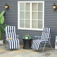 Klappbarer und verstellbarer zweiteiliger Gartenliegestuhl mit gepolstertem Kissen, blau und weiß.