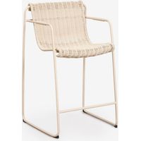 Set di 2 sgabelli alti impilabili con braccioli in rattan sintetico e acciaio Revia SKLUM