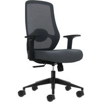 La Cherg 002 es la silla pensada para quienes buscan lo esencial sin renunciar a la calidad. Su respaldo de malla transpirable mantiene la espalda fre
